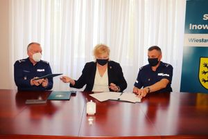 Pani Starosta, Komendanta Wojewódzkiego i Komendant Powiatowy podpisują porozumienie.