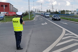 Policjant RD mierzy prędkość aut jadących ulicą Torunia