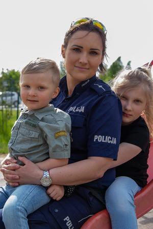 Zdjęcia policjantek i pracownic policji wraz z dziećmi.