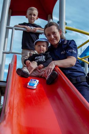Zdjęcia policjantek i pracownic policji wraz z dziećmi.