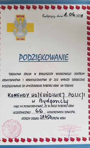 Policjantka stoi przy mężczyźnie oddającym honorowo krew