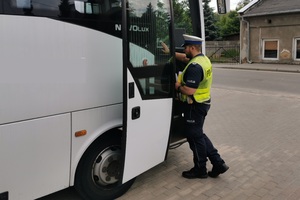 Policjant wchodzi do autobusu