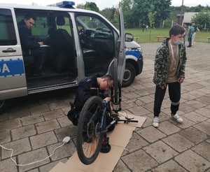 Policjant oznakowuje rower