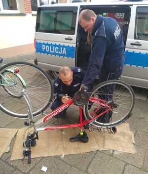 Policjanci oznakowują rower