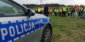 Policjantka stoi na przeciwko dzieci