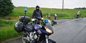 Policjant na motorze kieruje ruchem na skrzyżowaniu