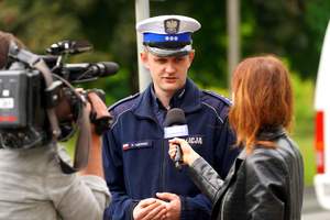 Policjant przed kamerą.