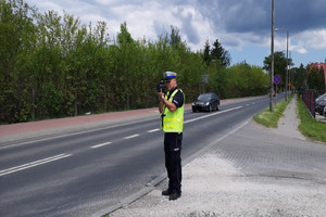 Policjant mierzy prędkość.