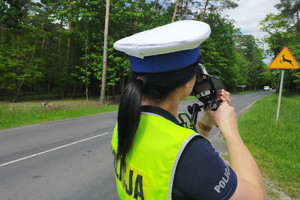 Policjantka podczas pomiaru prędkości.