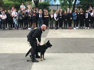 Policjant z psem na boisku.