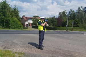Policjant RD mierzy predkość