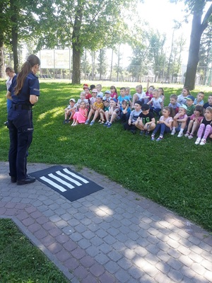 Policjantka rozmawia z dziećmi w parku