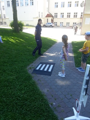 Policjantka rozmawia z dziećmi w parku