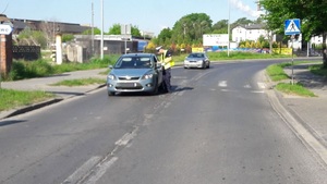 Policjant przeprowadza kontrolę trzeźwości kierującego