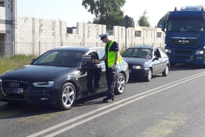 Policjant przeprowadza kontrolę trzeźwości kierującego