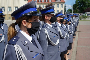 policjanci stoją w szeregu, zbliżenie na twarze