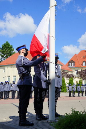 policjanci zawieszają flagę RP