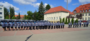 policjanci stoją w dwuszeregu