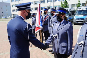 Komendant gratuluje stopnia oficerskiego policjantowi