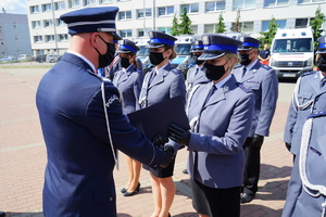 Komendant gratuluje stopnia oficerskiego policjantowi