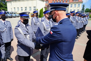 Komendant gratuluje stopnia oficerskiego policjantowi