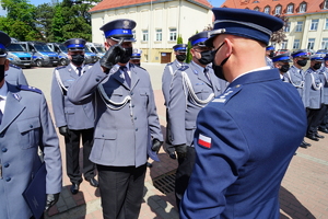 Komendant gratuluje stopnia oficerskiego policjantowi