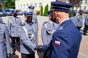 Komendant gratuluje stopnia oficerskiego policjantowi