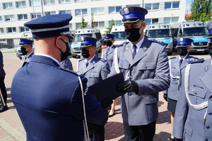 Komendant gratuluje stopnia oficerskiego policjantowi