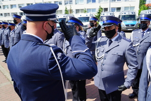 Komendant gratuluje stopnia oficerskiego policjantowi