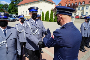 Komendant gratuluje stopnia oficerskiego policjantowi