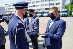 Komendant gratuluje pracownikowi cywilnemu wyróżnienia odznaką Zasłużony Dawca Krwi