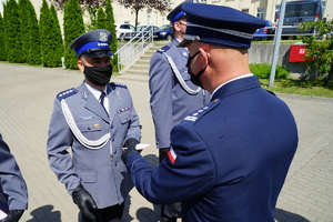 Komendant gratuluje policjantowi wyróżnienia odznaką Zasłużony Dawca Krwi