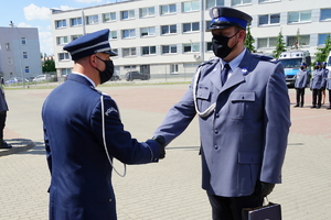 Komendant gratuluje policjantowi udzielenia pierwszej pomocy kobiecie