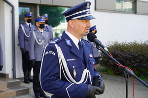 Komendant przemawia do policjantów