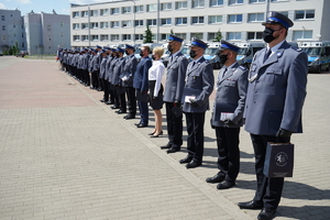 policjanci stoją w szeregu