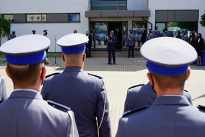 policjanci patrzą na Komendanta