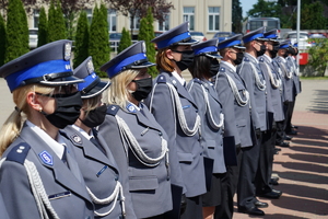 policjanci stoją w szeregu