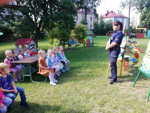 Policjantka stoi przed grupą dzieci