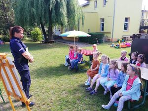 Policjantka stoi przed grupą dzieci