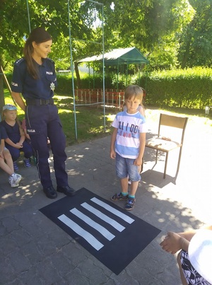 Policjantka rozmawia z grupą dzieci