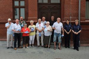 Policjanci pozują do zdjęcia grupowego