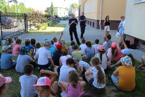 Policjanci rozmawiają z dziećmi