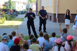 Policjanci rozmawiają z dziećmi