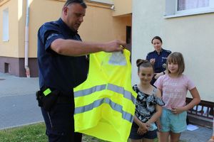 Policjanci rozmawiają z dziećmi