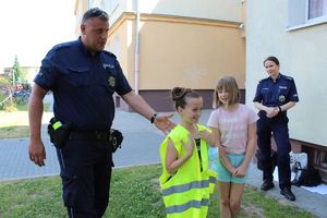 Policjanci rozmawiają z dziećmi