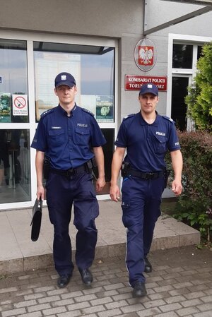 Dzielnicowi asp. Łukasz Orkiszewski i sierż. szt. Karol Machajewski, którzy uratowali seniora