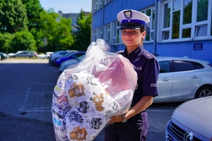 Policjantka pozuje do zdjęcia z maskotkami