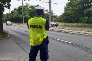 Policjant RD mierzy prędkość nadjeżdżającego auta