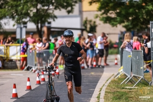 Mężczyzna biegnie trzymając w ręku rower