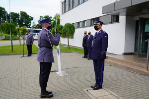 Dowódca uroczystości składa meldunek Komendantowi Wojewódzkiemu Policji w Bydgoszczy